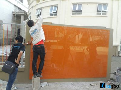 Kính màu ốp tường 