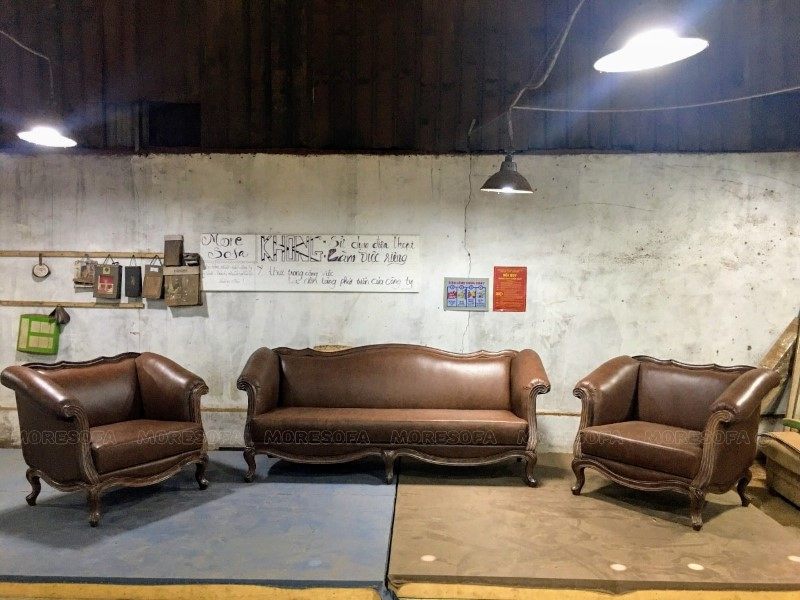 Mẫu sofa tân cổ điển bọc da đẹp đã làm hài lòng những vị khách khó tính nhất.